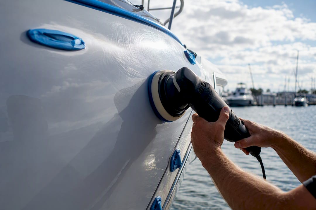 Handheld machine polishing boat gelcoat