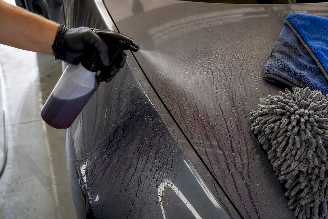 Iron remover reacting during coating decontamination